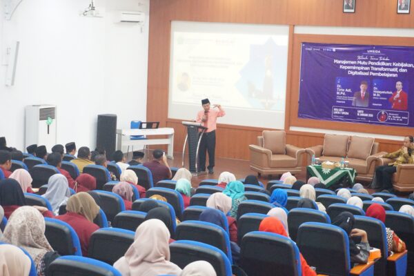 Materi pertama oleh Kepala Dinas Pendidikan dan Kebudayaan Sidoarjo